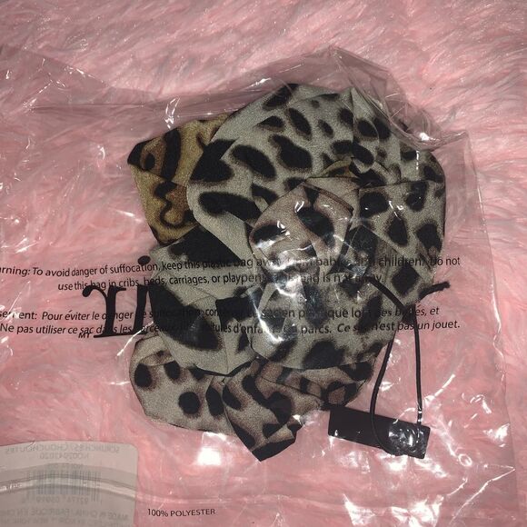 Leopard Print Hair Scrunchies - Picture 3 of 3
